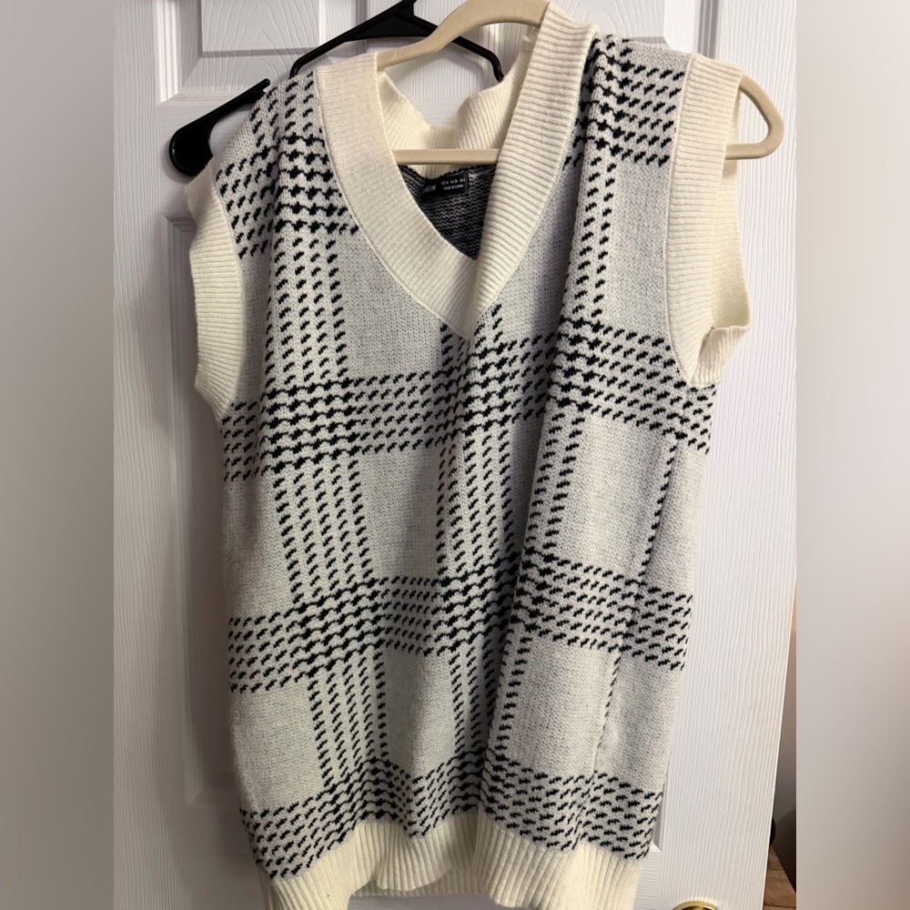SHEIN Black and White Plaid V-Neck Sweater Vest